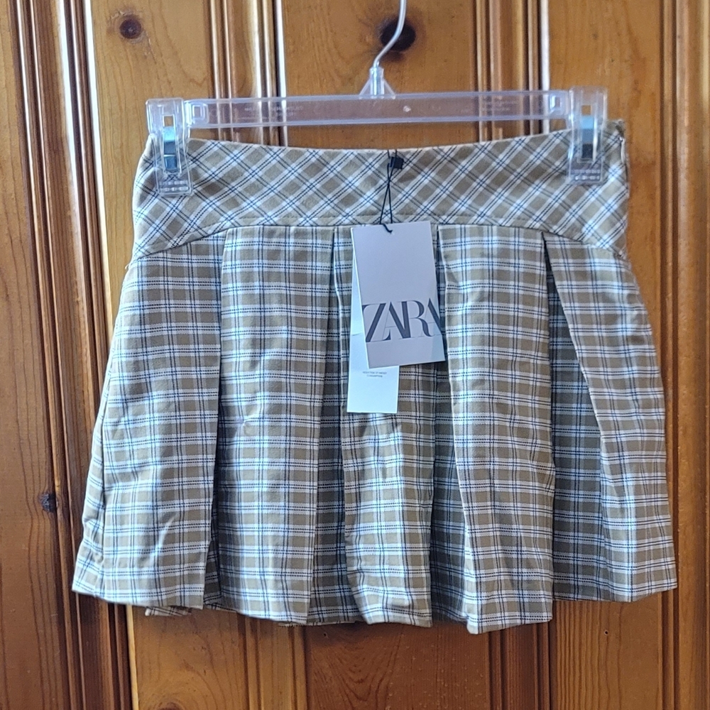 NWT. GIRL'S ZARA PLEATED SKIRT